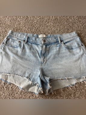 Abercrombie & Fitch Light Wash Denim Mom Jean Shorts, Mid rise